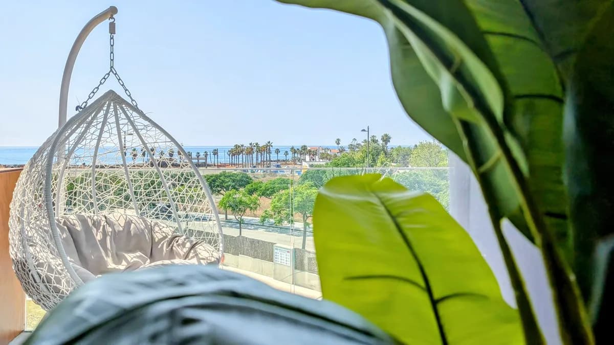 Wohnzimmer mit 55-Zoll Smart-TV und Streaming – Ferienwohnung am Meer Andalusien